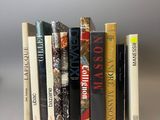 plusieurs livres sont empilés sur une table