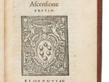 un livre ouvert avec l'image d'un lion dessus