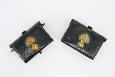 paire de boutons de manchette en métal noir et doré, ornés d'un motif de feuille
