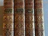 un lot de quatre vieux livres posés sur une table