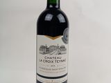 une bouteille de vin posée sur une table