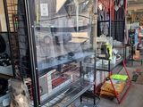 une vitrine qui contient de nombreux objets