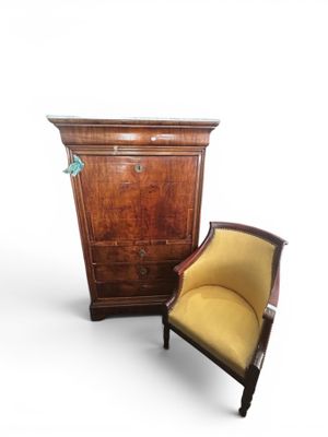 une chaise et une commode placées l'une à côté de l'autre