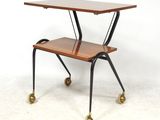un gros plan d'une petite table sur laquelle se trouve une étagère