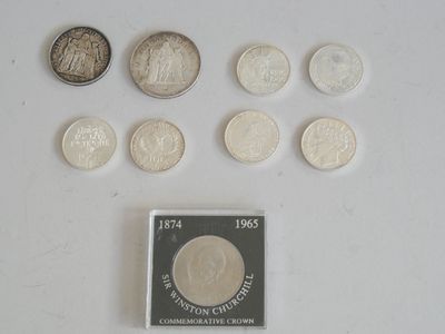 un lot de pièces de monnaie posées sur une table