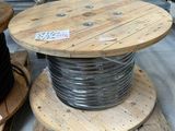 une table en bois sur laquelle est posée une bobine