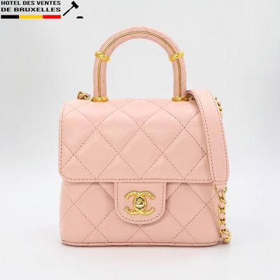 Sac à main Chanel en cuir matelassé rose avec des finitions dorées
