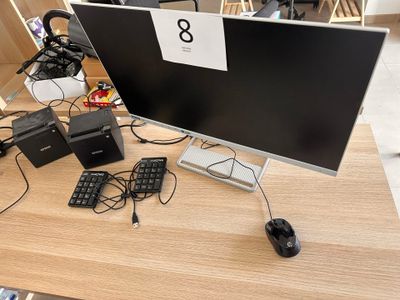 un écran d'ordinateur posé sur un bureau avec un clavier et une souris