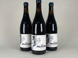 trois bouteilles de vin posées l'une à côté de l'autre sur une table