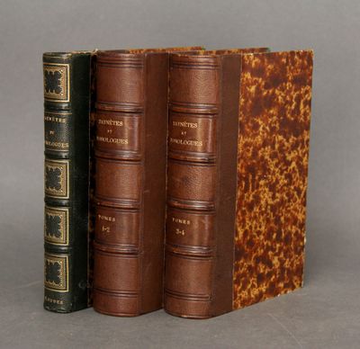 deux vieux livres posés l'un sur l'autre sur une table