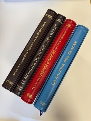 quatre livres posés les uns sur les autres sur une table