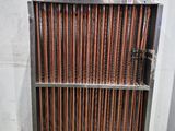 un radiateur en métal posé à même le sol