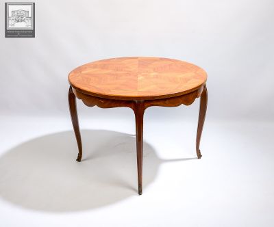 une petite table avec un plateau en bois sur fond blanc