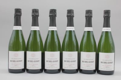 six bouteilles de vin sont alignées dans une rangée