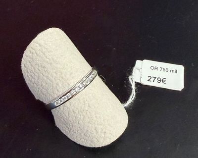 un anneau posé sur un rouleau de fil