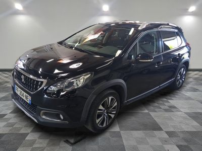 la voiture noire est garée sur un sol en damier dans le garage