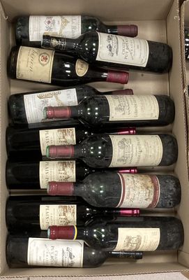 des bouteilles de vin dans un carton posé sur une table