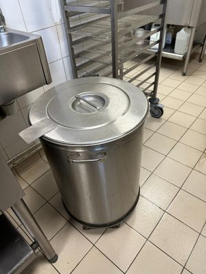 une grande casserole posée par terre dans la cuisine