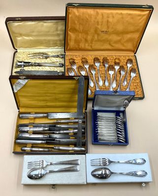 plusieurs types d'argenterie dans un coffret