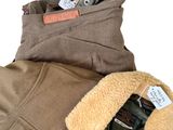 un pantalon et une veste avec une étiquette dessus