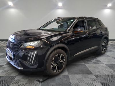 un SUV noir garé sur un sol en carrelage à damier dans un garage