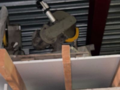 une machine placée au milieu d'une pièce