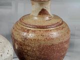 deux vases posés l'un à côté de l'autre sur une table