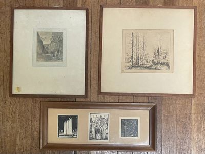 trois tableaux encadrés accrochés au mur au-dessus d'une cheminée