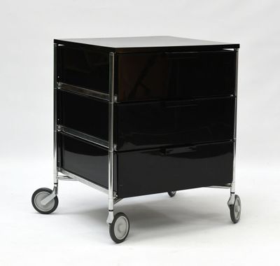 une photo d'une commode noire sur roulettes, sur fond blanc