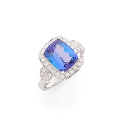 une bague en saphir et diamant