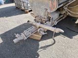 une image représentant un camion équipé d'un grand réservoir à l'arrière