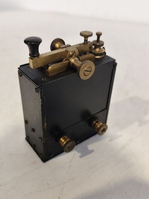 une petite boîte noire ornée de ferrures en laiton