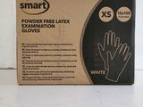 La boîte de gants est posée sur la table, à côté de la boîte.