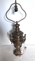 Grande lampe métal doré à décor de sphynge et tête de lion (…