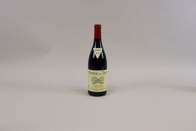 une bouteille de vin à côté d'une bouteille de vin
