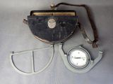 une horloge et un appareil de mesure posés sur une table