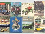 de nombreux livres posés sur la table, illustrés de photos de voitures anciennes