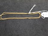 un gros plan d'une corde à laquelle est attachée une étiquette