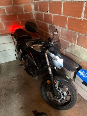 une moto garée devant un mur de briques