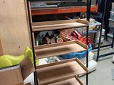 une pièce contenant des étagères et des cartons remplis d'objets