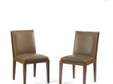 paire de chaises de salle à manger en cuir marron avec des pieds en bois