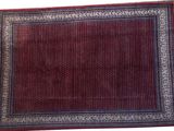 un tapis rouge bordé de bleu sur fond blanc
