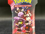 un gros plan sur une boîte de cartes à collectionner Pokémon posée sur une table
