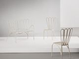 deux chaises et une table dans une pièce blanche aux murs blancs