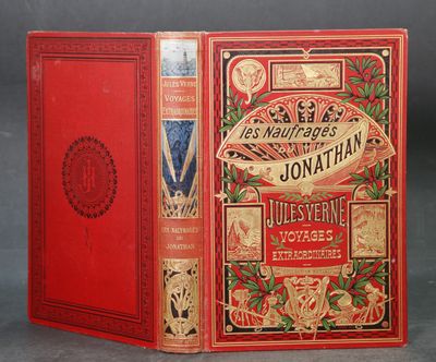 un vieux livre à la couverture rouge posé sur une table