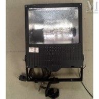 un projecteur noir posé sur une table près d'un mur