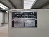 une photo d'un panneau apposé sur une machine dans une usine
