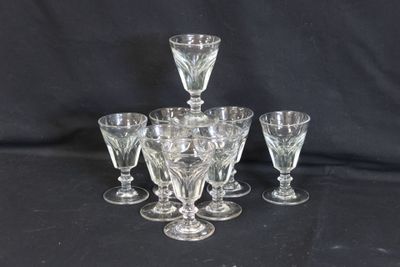 quatre gobelets en verre transparent et quatre verres à vin sur fond noir