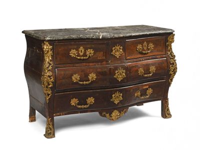 Commode tombeau à façade et côtés galbés en marqueterie de b…