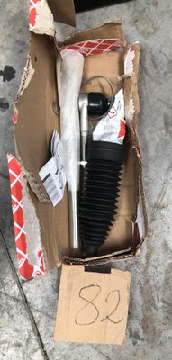 une boîte en carton contenant une paire de ciseaux